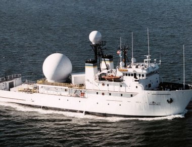 «Προκαλεί» το Ιράν: Tαχύπλοα των Φρουρών της Επανάστασης πλησίασαν αμερικανικό κατασκοπευτικό